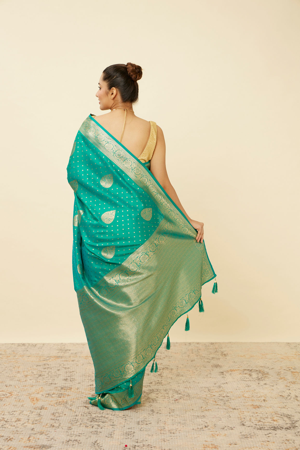 alt message - Mohey Women Turquoise Green Saree with Peacock Patterns image number 2